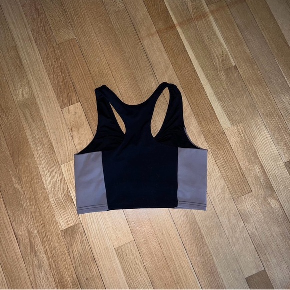 Very cute workout set! Top has cups and is supportive! Shorts have pockets. - Picture 7 of 8